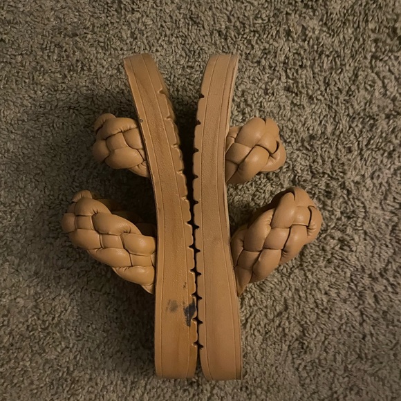 ⭐️SOLD⭐️Steve Madden Sandals - Picture 3 of 3